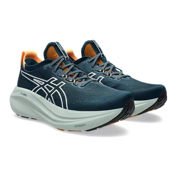 Et par Asics Gel-Nimbus 27 Tr herresko i Nature Bathing/Tranquil Teal, med hvide såler, orange detaljer og stort hvidt logo. Skoene er vinklet på en hvid baggrund og designet til maksimal komfort.