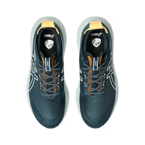 Et par ASICS Gel-Nimbus 27 Tr, Herre i Nature Bathing/Tranquil Teal, vist ovenfra med lyseblå såler, orange detaljer på tungen, hvide sidelogoer og grå-orange mønstrede snørebånd for maksimal komfort.