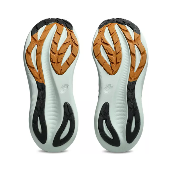 Billedet viser ydersålerne på Asics Gel-Nimbus 27 Tr, Herre, Nature Bathing/Tranquil Teal. De har en sort og orange bølget slidbane på en lys bund med strukturerede riller for greb og Asics-logoet i midten for optimal komfort.