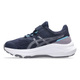 Asics Gt-1000 13 Ps løbesko til børn i farven Midnight/Dusk Violet har meshmateriale, en hvid og grå sål, lyseblå og grå detaljer samt en velcrostrop over snørebåndene, vist fra siden.
