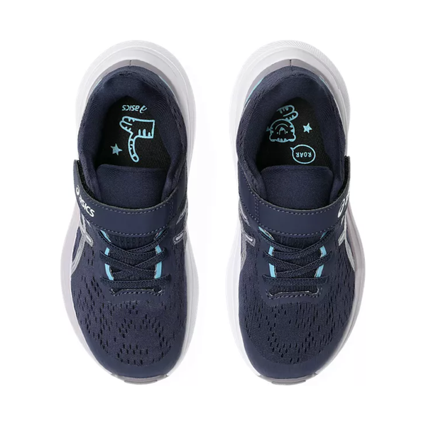 Et par Asics GT-1000 13 PS børneløbesko i Midnight/Dusk Violet vises fra ovn. Venstre indlægssål har et dinosaurmotiv, mens højre viser en brølende løve med teksten "ROAR" i en taleboble.