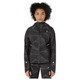 En person med krøllet hår viser Asics Limited Series Lite-Show Jacket, Dame, i Performance Black og geometrisk mønstrede bukser frem mod en hvid baggrund. Jakkens høje krave skiller sig ud.