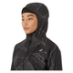 En kvinde iført Asics Limited Series Lite-Show Jacket, Dame, i Performance Black med et sort pandebånd kigger til venstre mod en almindelig hvid baggrund.