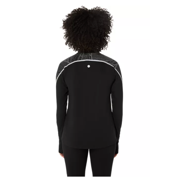 En kvinde med krøllet hår ses bagfra iført Asics Limited Series Lite-Show Ls Top, Dame, Performance Black, med lysegrå mønstrede refleksdetaljer på skuldrene og et lille cirkulært logo øverst på ryggen.