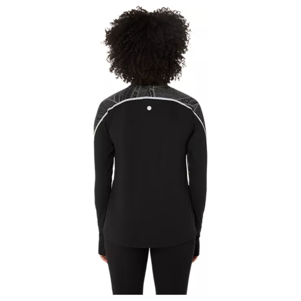 En kvinde med krøllet hår ses bagfra iført Asics Limited Series Lite-Show Ls Top, Dame, Performance Black, med lysegrå mønstrede refleksdetaljer på skuldrene og et lille cirkulært logo øverst på ryggen.