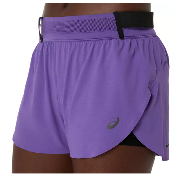 En person er iført Asics Metarun Split Short dameshorts i Edo Purple med sort inderfor og linning. Asics-logoet ses på venstre ben. Disse hurtigtørrende løbeshorts dame er vist mod en hvid baggrund.
