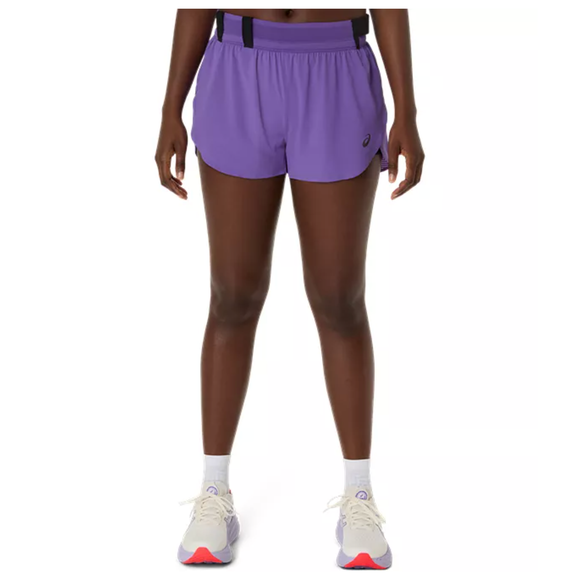 Person stående med spredte ben, iført Asics Metarun Split Short Dame i Edo Purple, lysegrå sportssko med pink detaljer og hvide sokker. Billedet er beskåret fra talje til fødder; overkrop og hoved er ikke synlige.