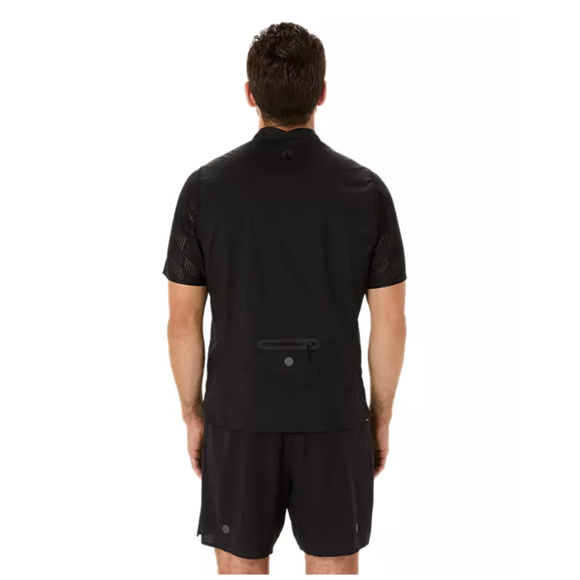En mand, set bagfra, bærer en Asics Metarun Packable Gilet Herre i Performance Black over en kortærmet sportstrøje og sorte shorts. Vesten har en lynlåslomme nederst på ryggen på en almindelig hvid baggrund.