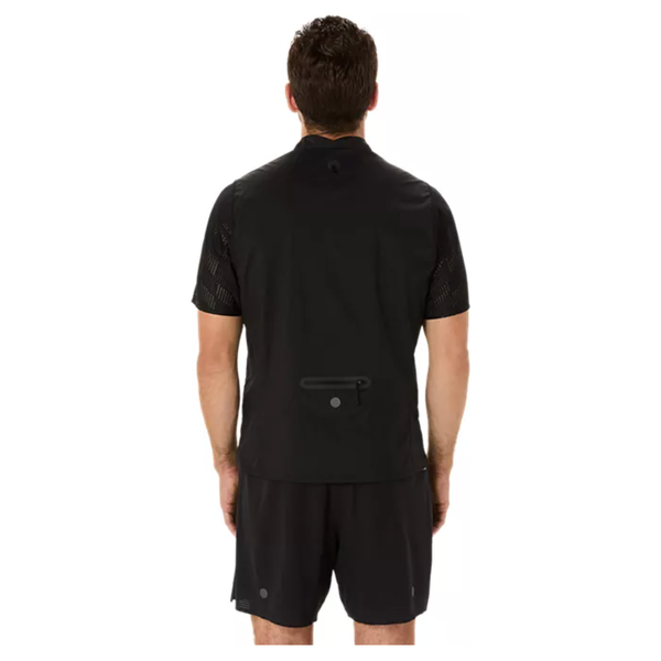 En mand, set bagfra, bærer en Asics Metarun Packable Gilet Herre i Performance Black over en kortærmet sportstrøje og sorte shorts. Vesten har en lynlåslomme nederst på ryggen på en almindelig hvid baggrund.