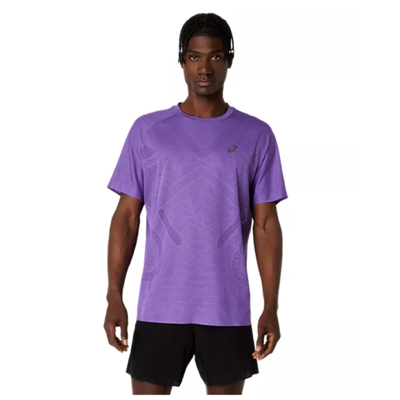 En mand står med ansigtet fremad i en Asics Metarun Ss Top, Herre, Edo Purple med geometrisk mønster og svedtransporterende materiale, parret med sorte shorts, mod en almindelig hvid baggrund.