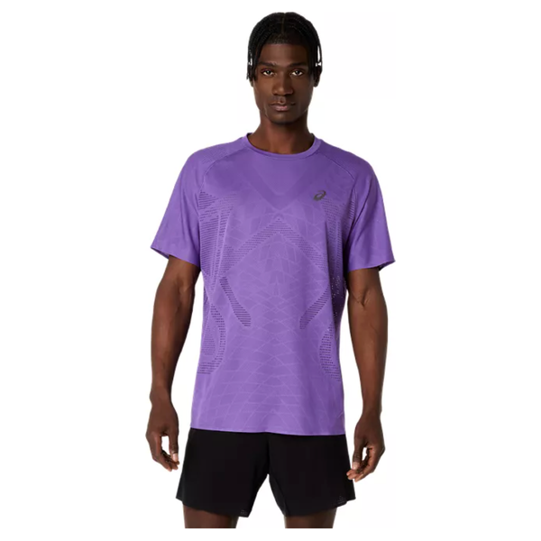 En mand står med ansigtet fremad i en Asics Metarun Ss Top, Herre, Edo Purple med geometrisk mønster og svedtransporterende materiale, parret med sorte shorts, mod en almindelig hvid baggrund.