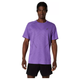 En mand står med ansigtet fremad i en Asics Metarun Ss Top, Herre, Edo Purple med geometrisk mønster og svedtransporterende materiale, parret med sorte shorts, mod en almindelig hvid baggrund.