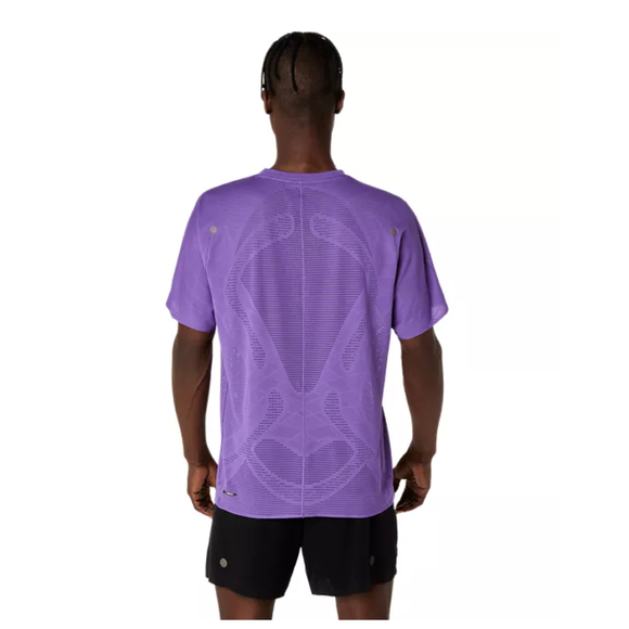 En person står med ryggen til kameraet iført en Asics Metarun Ss Top til herre i farven Edo Purple. T-shirten har mønster på ryggen, små ventilationshuller ved skuldrene og er lavet i svedtransporterende materiale for ekstra komfort under træning.