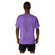 En person står med ryggen til kameraet iført en Asics Metarun Ss Top til herre i farven Edo Purple. T-shirten har mønster på ryggen, små ventilationshuller ved skuldrene og er lavet i svedtransporterende materiale for ekstra komfort under træning.