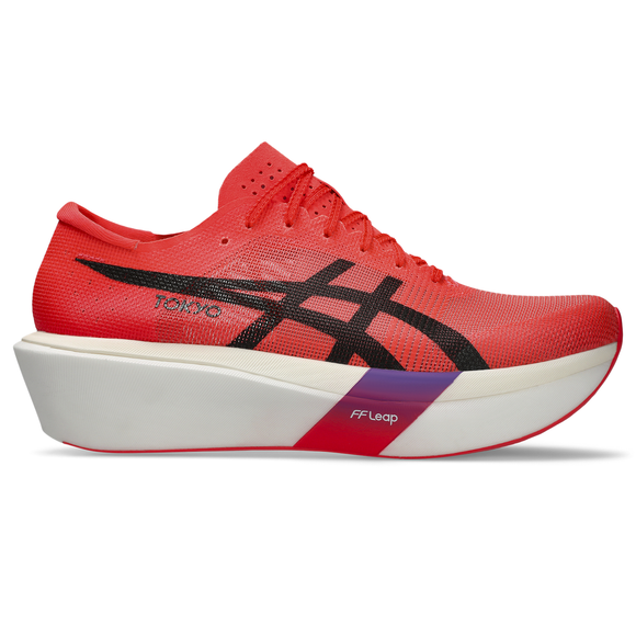 Asics Metaspeed Sky Tokyo i Flash Red/Black er en unisex-løbesko med en tyk hvid sål, sorte logoaccenter, "TOKYO" på siden og en FF Leap-rød til lilla gradient nær svangen - perfekt til maratonløb.