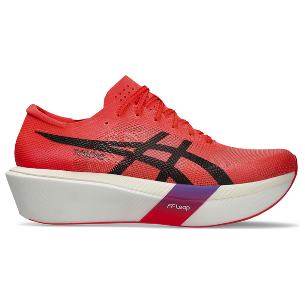 Asics Metaspeed Sky Tokyo i Flash Red/Black er en unisex-løbesko med en tyk hvid sål, sorte logoaccenter, "TOKYO" på siden og en FF Leap-rød til lilla gradient nær svangen - perfekt til maratonløb.