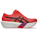 Asics Metaspeed Sky Tokyo i Flash Red/Black er en unisex-løbesko med en tyk hvid sål, sorte logoaccenter, "TOKYO" på siden og en FF Leap-rød til lilla gradient nær svangen - perfekt til maratonløb.