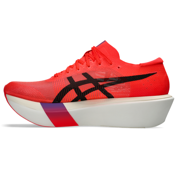 Asics Metaspeed Sky Tokyo (Unisex) i Flash Red/Black har en tyk, buet hvid sål og et sort Asics-logo, der ses i profil mod en hvid baggrund - perfekt til maratonløb.
