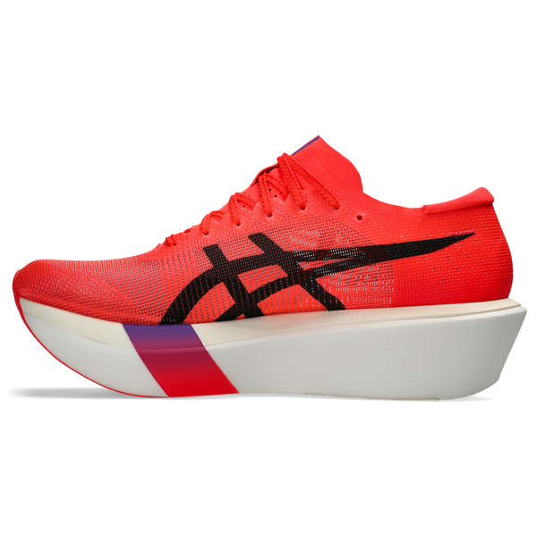 Asics Metaspeed Sky Tokyo (Unisex) i Flash Red/Black har en tyk, buet hvid sål og et sort Asics-logo, der ses i profil mod en hvid baggrund - perfekt til maratonløb.