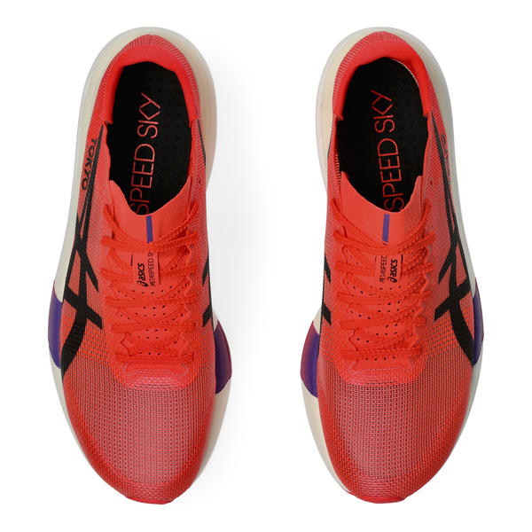 Et par Asics Metaspeed Sky Tokyo unisex racers i Flash Red/Black, vist fra oven med "SPEED SKY+" indlægssåler og logo på tungen og siden. Ideelle til maratonløb.