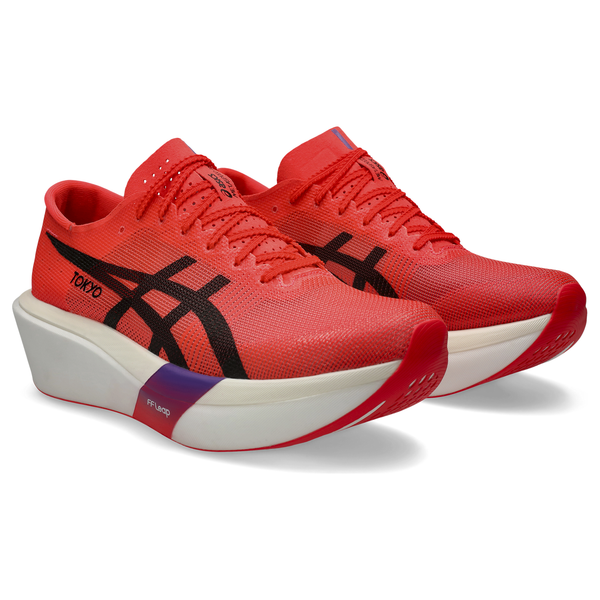 Et par Asics Metaspeed Sky Tokyo unisex løbesko i Flash Red/Black med en hvid tyk sål, buet tå, TOKYO på siden og en lilla accent nær mellemsålen - ideelle til maratonløb.