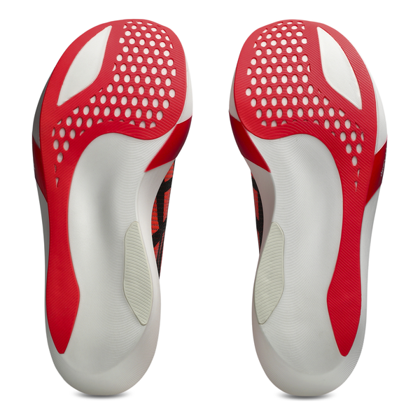 Et par Asics Metaspeed Sky Tokyo unisex-såler i Flash Red/Black, vist side om side med struktureret greb og ovale udskæringer nær tåen. De primært hvide såler har røde og sorte detaljer og vises med sålen opad.