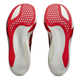 Et par Asics Metaspeed Sky Tokyo unisex-såler i Flash Red/Black, vist side om side med struktureret greb og ovale udskæringer nær tåen. De primært hvide såler har røde og sorte detaljer og vises med sålen opad.