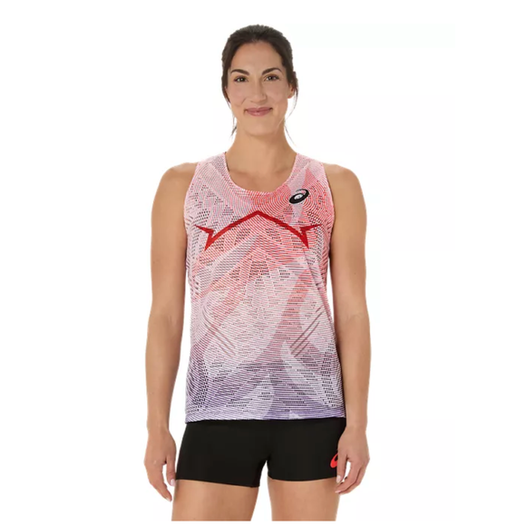 En person står og kigger fremad iført en Asics Metaspeed Singlet til kvinder i Flash Red med et geometrisk mønster og sorte shorts på en almindelig hvid baggrund.
