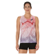 En person står og kigger fremad iført en Asics Metaspeed Singlet til kvinder i Flash Red med et geometrisk mønster og sorte shorts på en almindelig hvid baggrund.