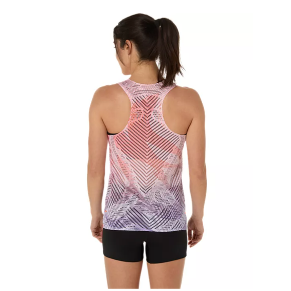 En kvinde med hestehale ses bagfra iført Asics Metaspeed Singlet, Dame, Flash Red - en flerfarvet løbetop med geometrisk mønster - og sorte shorts på en almindelig hvid baggrund.