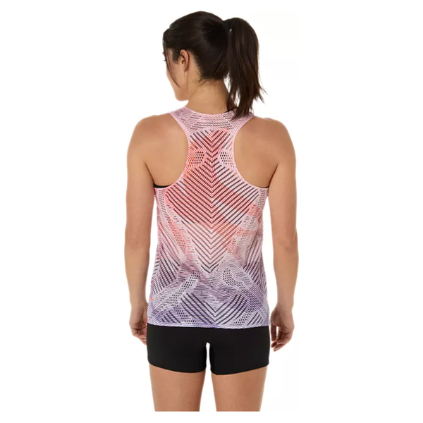 En kvinde med hestehale ses bagfra iført Asics Metaspeed Singlet, Dame, Flash Red - en flerfarvet løbetop med geometrisk mønster - og sorte shorts på en almindelig hvid baggrund.