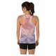 En kvinde med hestehale ses bagfra iført Asics Metaspeed Singlet, Dame, Flash Red - en flerfarvet løbetop med geometrisk mønster - og sorte shorts på en almindelig hvid baggrund.