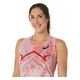 En kvinde med langt brunt hår bundet tilbage smiler til kameraet iført Asics Metaspeed Singlet til kvinder i Flash Red. Den ærmeløse top med rødt og hvidt mønster har et sort Asics-logo på venstre side mod en almindelig hvid baggrund.