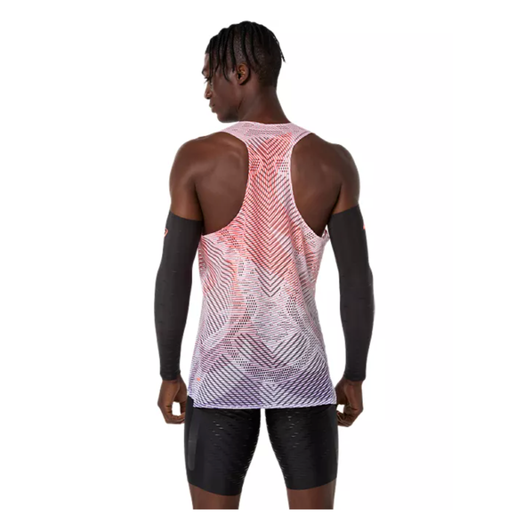 En person står med front mod kameraet iført en Asics Metaspeed Singlet Herre i Flash Red, sorte kompressionsærmer på begge arme og sorte shorts på en almindelig hvid baggrund.