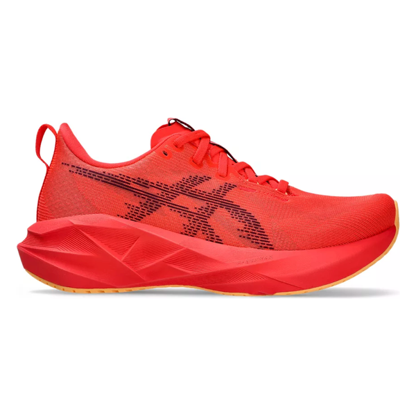 Asics Novablast 5 Dame i Flash Red/Edo Purple har en geometrisk struktureret sål, maksimal affjedring, overdel i mesh, snørelukning og et dristigt sort Asics-logo på siden, vist mod en hvid baggrund.