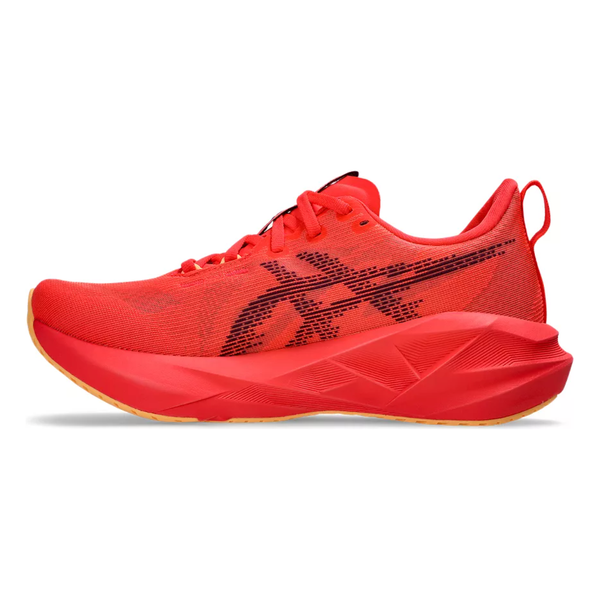 Asics Novablast 5 Dame i Flash Red/Edo Purple har et sort logo på siden, en tyk polstret mellemsål for maksimal affjedring og en solbrun ydersål i gummi, som vist i venstre sideprofil.