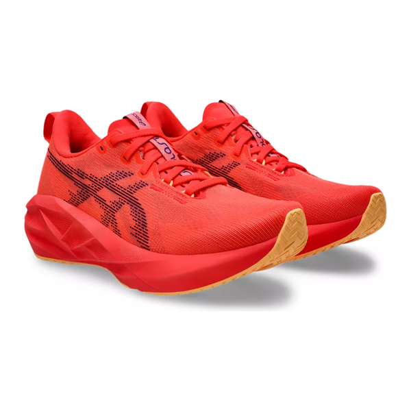 Et par Asics Novablast 5 Dame løbesko i Flash Red/Edo Purple med sorte detaljer, tykke røde mellemsåler for maksimal affjedring, lysebrune ydersåler og mesh-overdel for et moderne look. Begge sko ligger side om side mod højre.