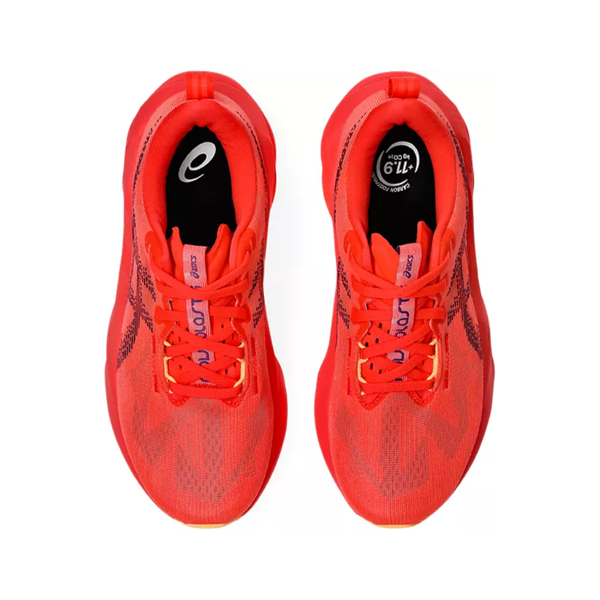 Et par Asics Novablast 5 Dame løbesko i Flash Red/Edo Purple ses fra oven med mesh-overdel, snørebånd og Asics-logo på indersålen. Stillet side om side på hvid baggrund, giver de maksimal affjedring til hver løbetur.