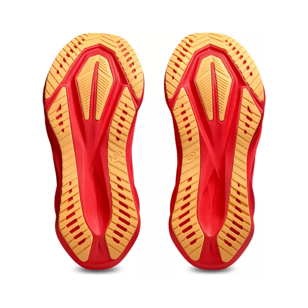 Et par Asics Novablast 5 Dame ydersåler i Flash Red/Edo Purple, vist side om side med riller og strukturerede mønstre for greb, fanget mod en hvid baggrund - perfekt maksimal affjedring til dine løbesko.