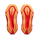 Et par Asics Novablast 5 Dame ydersåler i Flash Red/Edo Purple, vist side om side med riller og strukturerede mønstre for greb, fanget mod en hvid baggrund - perfekt maksimal affjedring til dine løbesko.