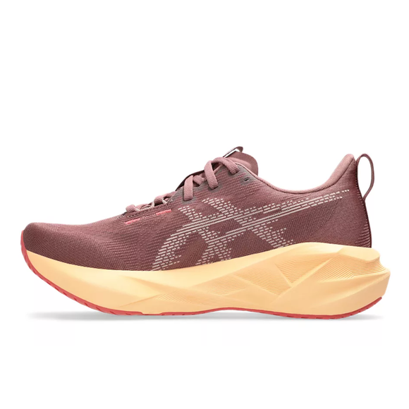Asics Novablast 5 Dame i Rubble Red/Fawn har maksimal affjedring, en beige polstret sål, rød ydersål, hvidt logo på siden og snørebånd i toppen.
