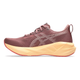 Asics Novablast 5 Dame i Rubble Red/Fawn har maksimal affjedring, en beige polstret sål, rød ydersål, hvidt logo på siden og snørebånd i toppen.