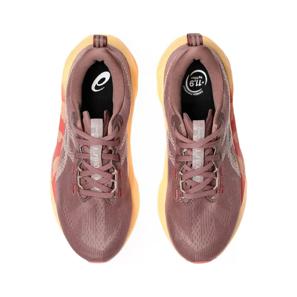 En top-down-visning af lilla Asics Novablast 5 Dame løbesko i Rubble Red/Fawn med lysebrune såler og hvide detaljer, med maksimal affjedring, brandlogo på venstre indersål og information om skostørrelse til højre.