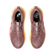 En top-down-visning af lilla Asics Novablast 5 Dame løbesko i Rubble Red/Fawn med lysebrune såler og hvide detaljer, med maksimal affjedring, brandlogo på venstre indersål og information om skostørrelse til højre.