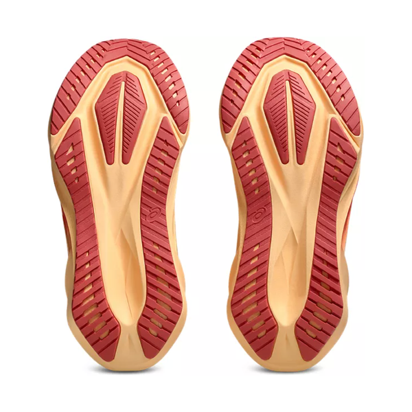 Sålerne på Asics Novablast 5 Dame i Rubble Red/Fawn ses nedefra og består af rødt og solbrunt gummi med trækkraftriller og et aflangt centralt design for maksimal stødabsorbering.