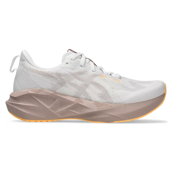 Asics Novablast 5 Dame i White/Fawn har en tyk, geometrisk lysebrun sål og en lys orange ydersål med FF BLAST PLUS ECO-støddæmpning, vist i sideprofil mod en hvid baggrund.