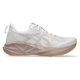 Asics Novablast 5 Dame i White/Fawn har en tyk, geometrisk lysebrun sål og en lys orange ydersål med FF BLAST PLUS ECO-støddæmpning, vist i sideprofil mod en hvid baggrund.