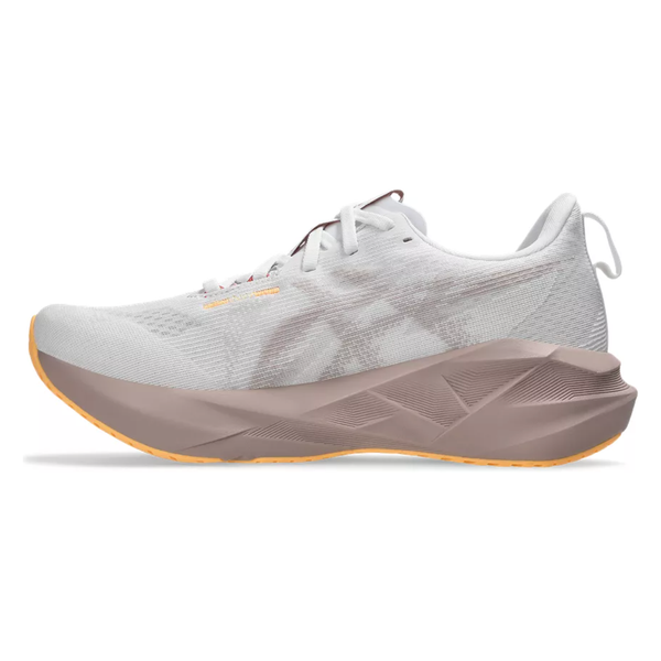 Et sidebillede af Asics Novablast 5 Dame i White/Fawn viser overdelen i mesh, snørelukning, hælstrop, tyk lysebrun FF BLAST PLUS ECO-mellemsål og gul ydersål i gummi.