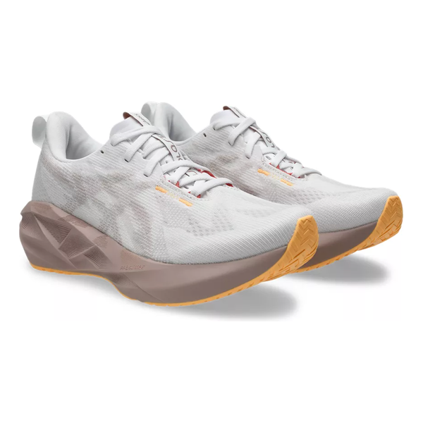 Asics Novablast 5 Dame i White/Fawn har en let, åndbar overdel i mesh med hvide snørebånd, en tyk brun og beige FF BLAST PLUS ECO-mellemsål og en gul ydersål med struktur for øget komfort.