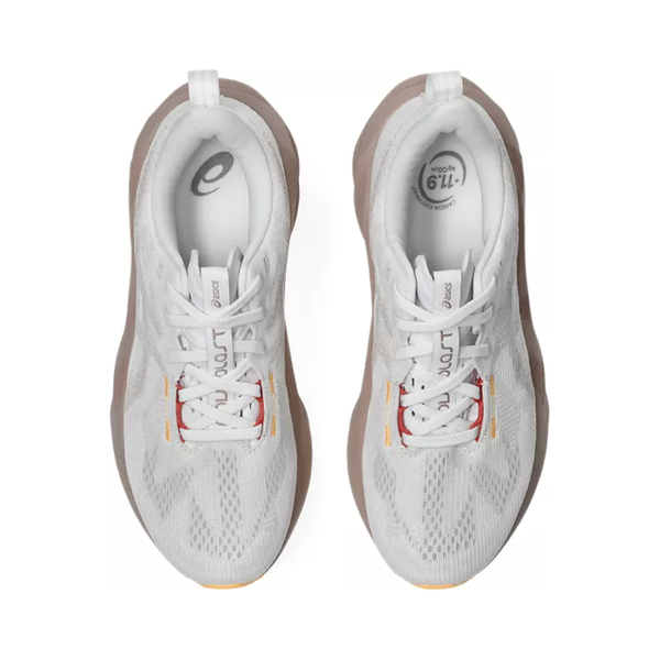 Et par Asics Novablast 5 Dame løbesko i White/Fawn med overdel i mesh, hvide snørebånd og lysebrune såler er vist ovenfra på en almindelig hvid baggrund. Indersålerne har FF BLAST PLUS ECO branding og størrelsesdetaljer.
